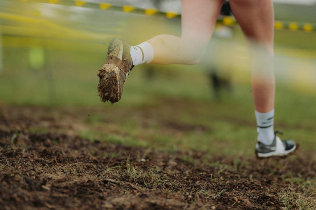 Schlammige Laufschuhe im Gelände