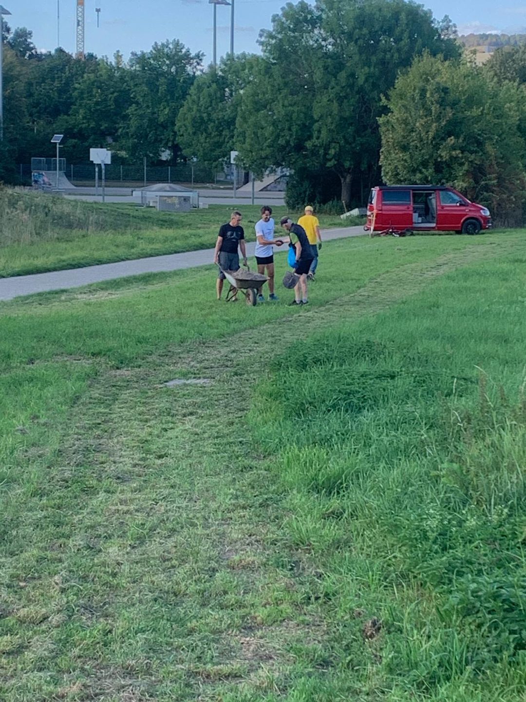 Helferteam mit Schubkarre